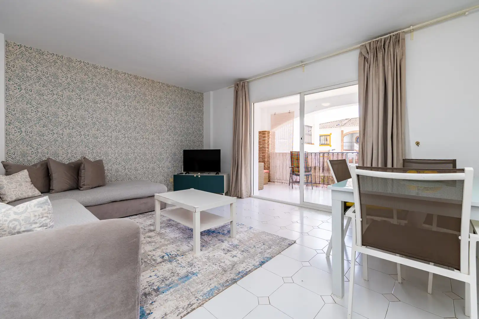 Sala d'estar de Planta baixa en venda en Mijas amb Aire condicionat, Terrassa i Piscina