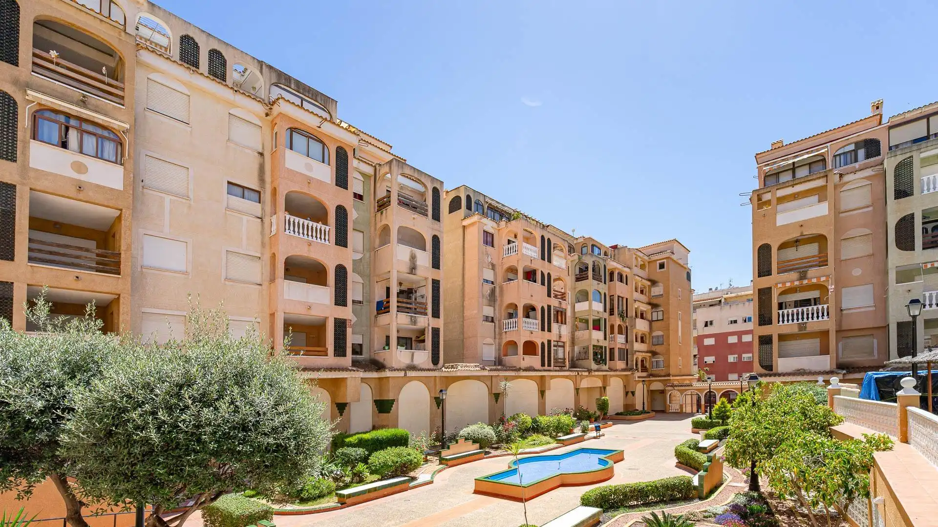 Außenansicht von Wohnung zum Verkauf in Torrevieja mit Klimaanlage, Heizung und Privatgarten