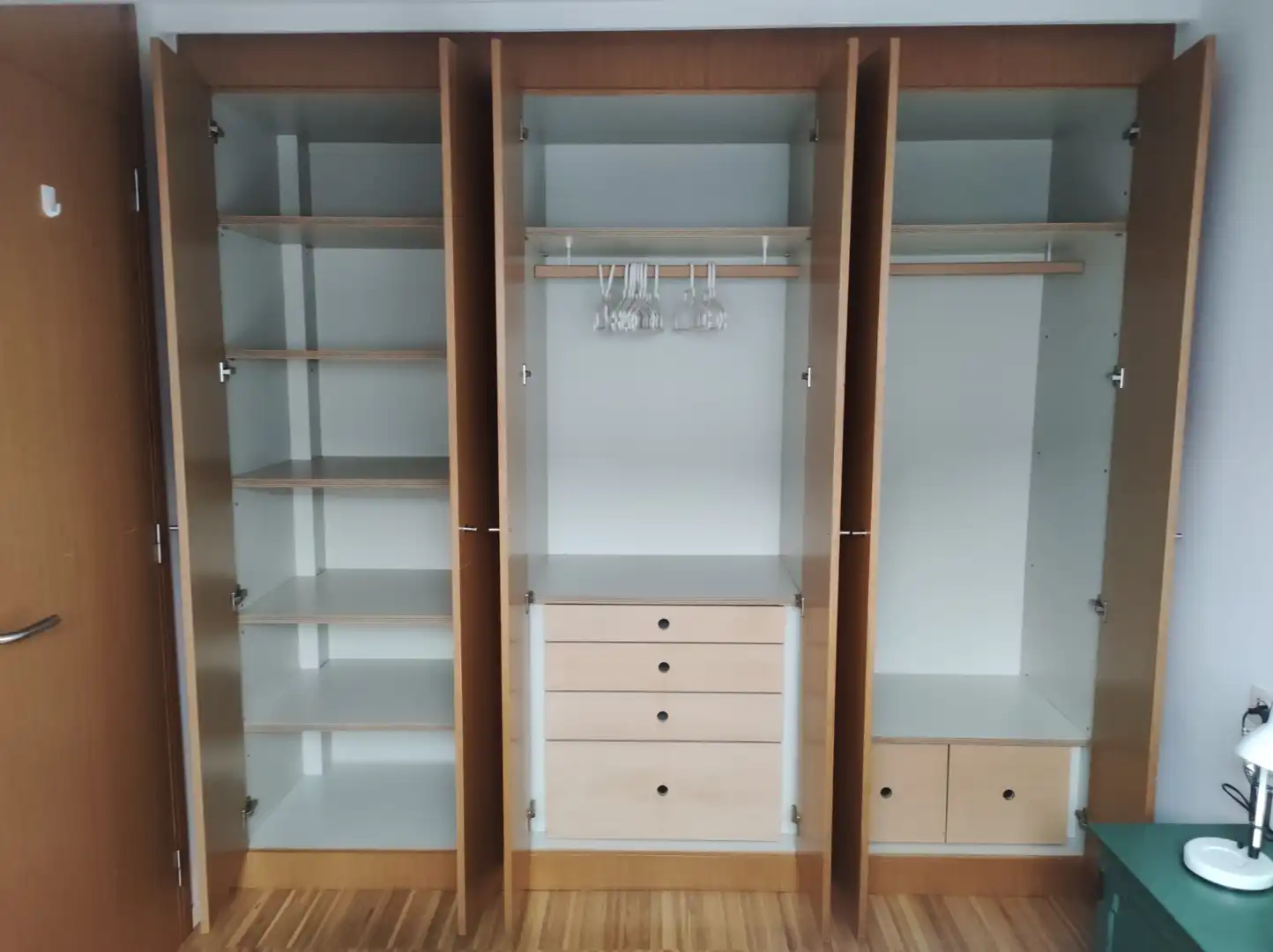 Schlafzimmer von Wohnungen zur Miete in A Coruña Capital  mit Heizung, Parkett und Möbliert