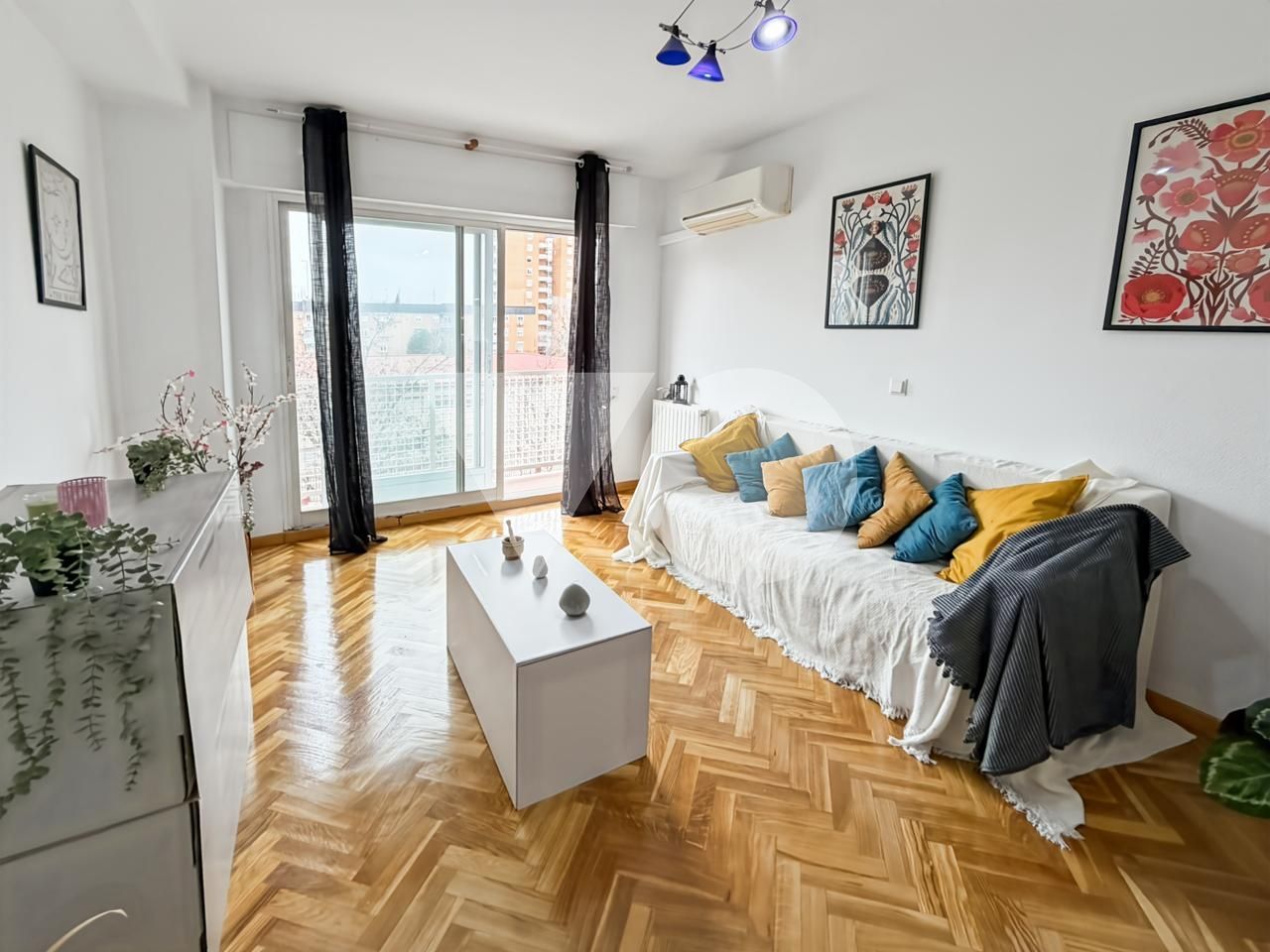 Living room of Flat for sale in  Madrid Capital  with Air Conditioner, Heating and Parquet flooring