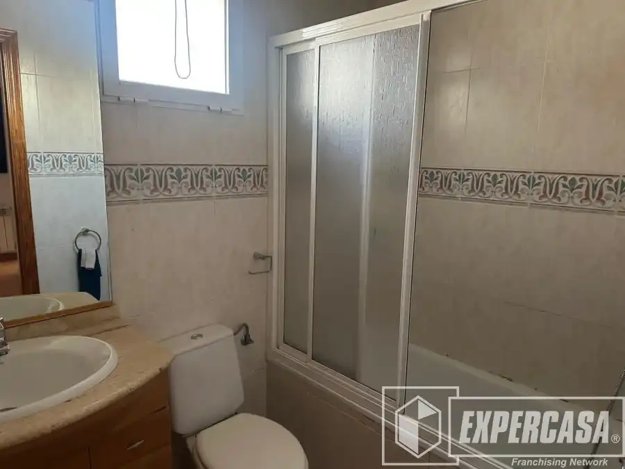 Bathroom of Houses for rent in La Pobla de Vallbona  with Air Conditioner, Heating and Terrace