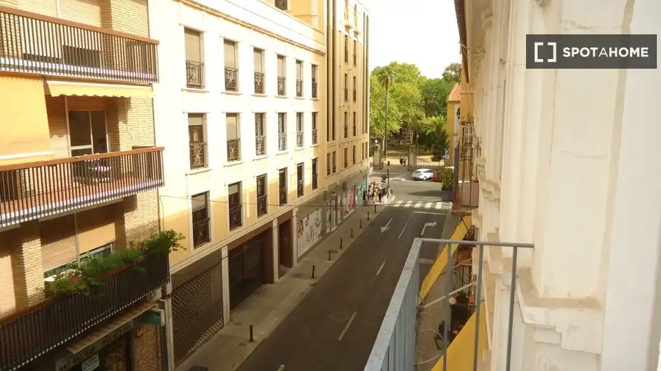 Exterior view of Flat for share in Centro