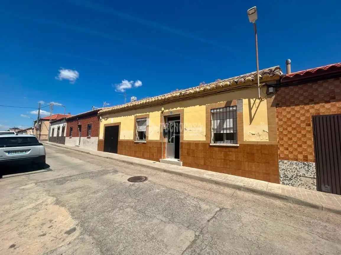 Vista exterior de Casa adosada en venda en Puertollano
