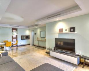 Sala d'estar de Apartament de lloguer en Estepona amb Aire condicionat, Terrassa i Piscina