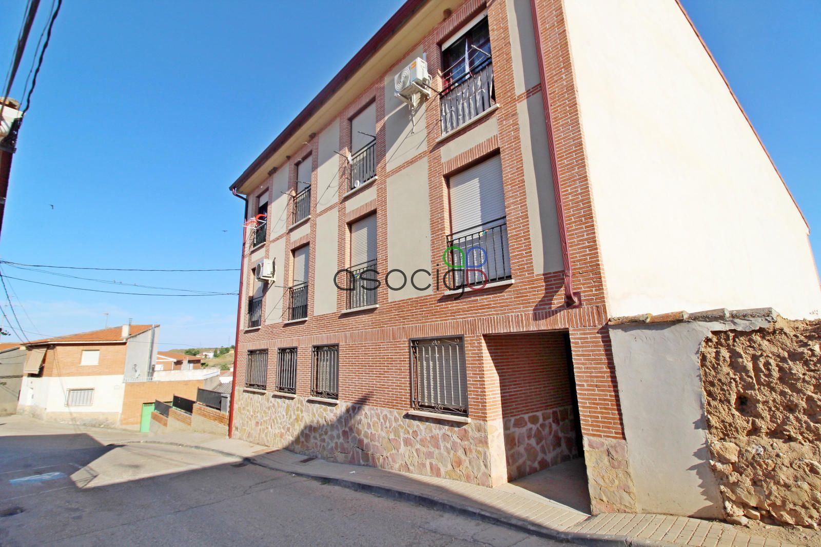 Vista exterior de Pis en venda en Tórtola de Henares amb Calefacció