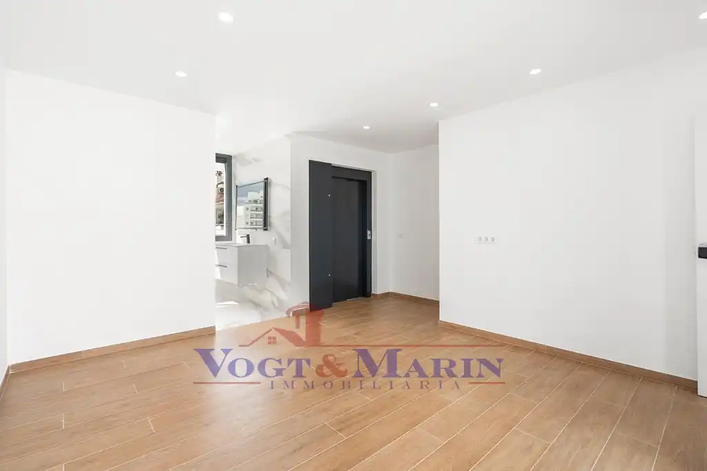 Casa a schiera con terrazza in vendita a Avinguda de la República Catalana, imagen 3