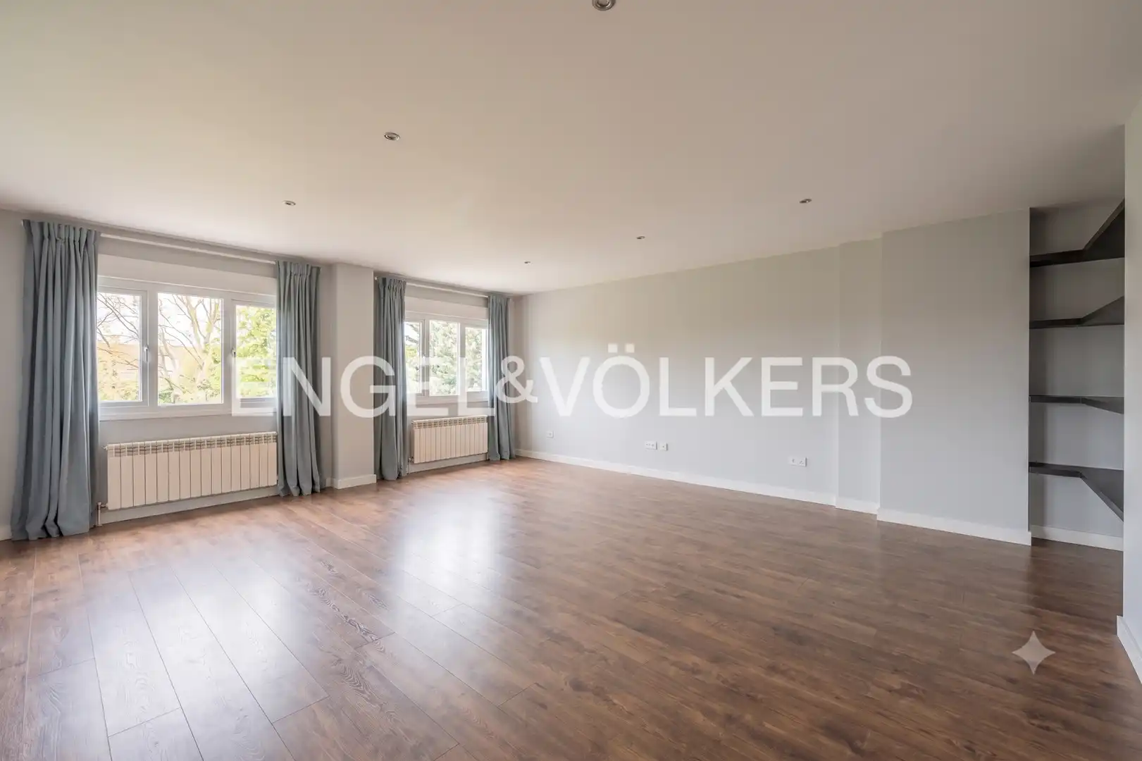 Sala de estar de Casa adosada de alquiler en Tres Cantos con Aire acondicionado, Calefacción y Jardín privado