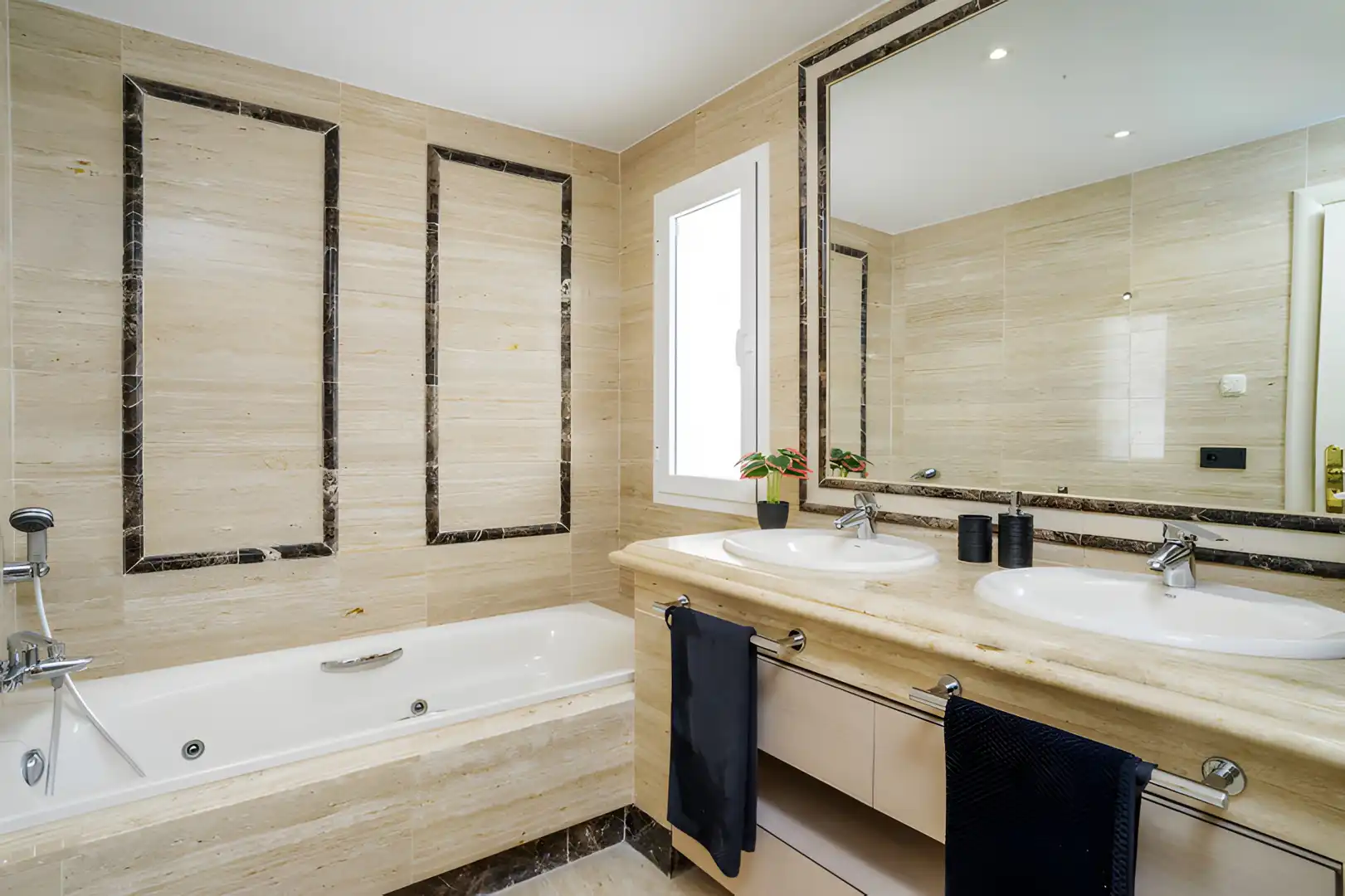 Baño de Apartamento en venta en Marbella con Aire acondicionado, Terraza y Piscina