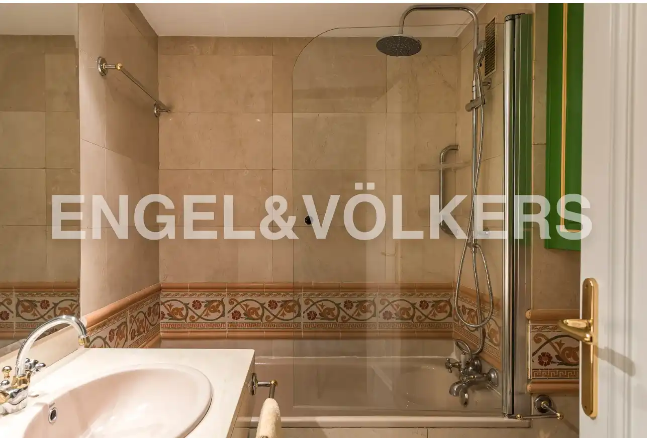 Bathroom of Flat for sale in Madrid  with Air Conditioner, Heating and Balcony