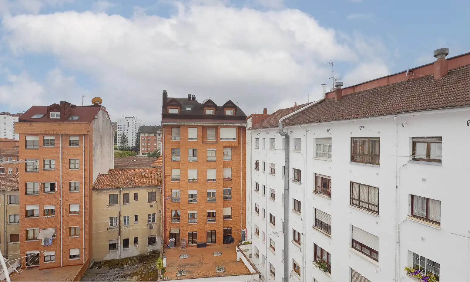 Vista exterior de Piso en venta en Oviedo  con Calefacción, Parquet y Trastero