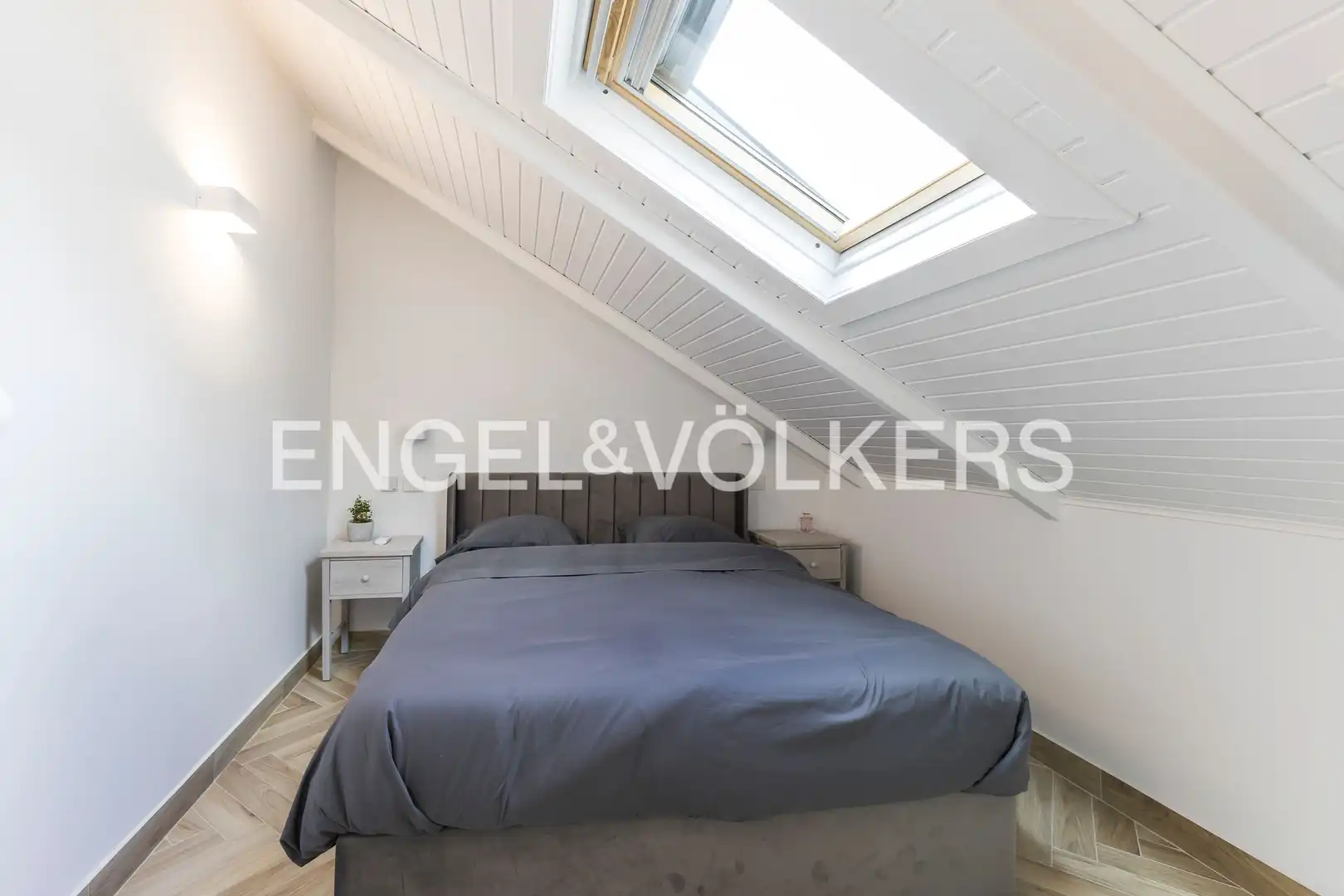 Schlafzimmer von Dachboden zur Miete in Madrid mit Klimaanlage, Heizung und Terrasse