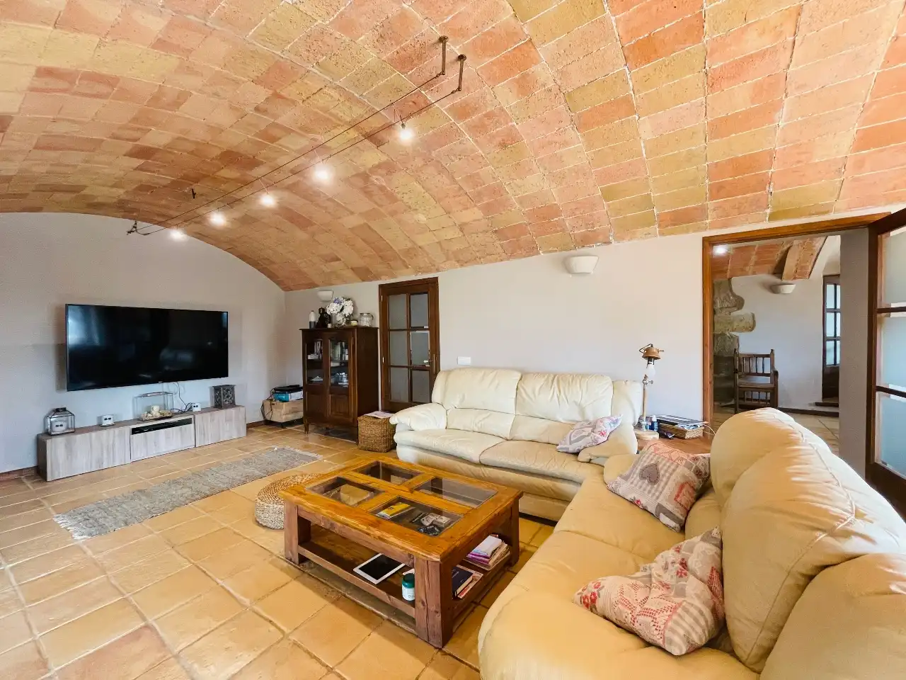 Sala d'estar de Finca rústica en venda en Cruïlles, Monells I Sant Sadurní de L'Heura amb Aire condicionat, Calefacció i Jardí privat