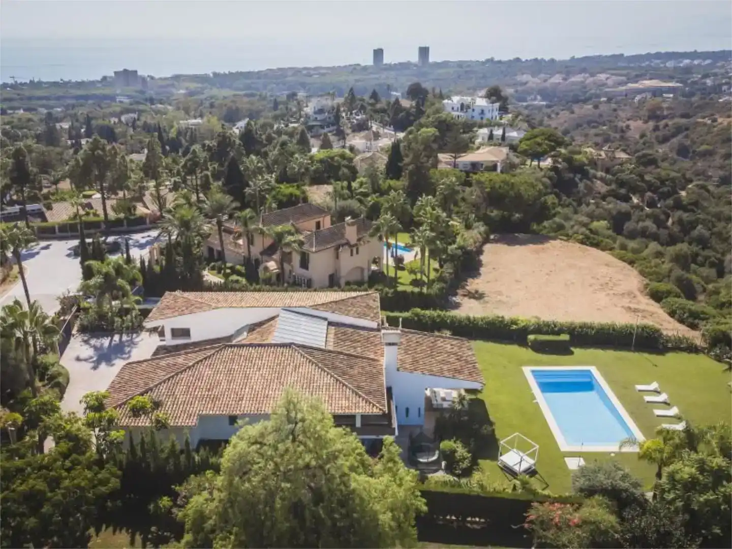 Vista exterior de Casa o xalet en venda en Marbella amb Aire condicionat, Piscina i Balcó