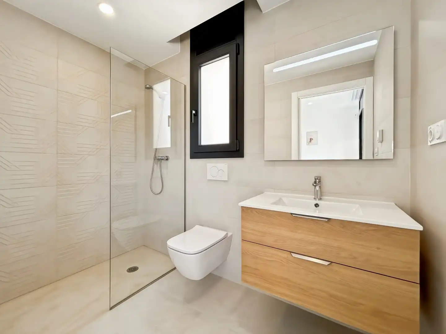 Badezimmer von Einfamilien-Reihenhaus zum Verkauf in Empuriabrava mit Klimaanlage, Heizung und Schwimmbad