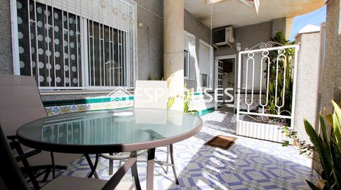 Planta baja adosada de tres dormitorios con amplia terraza en el centro de Rojales, Alicante