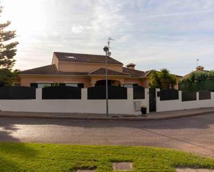 Exterior view of House or chalet for sale in Badajoz Capital  with Air Conditioner and Swimming Pool