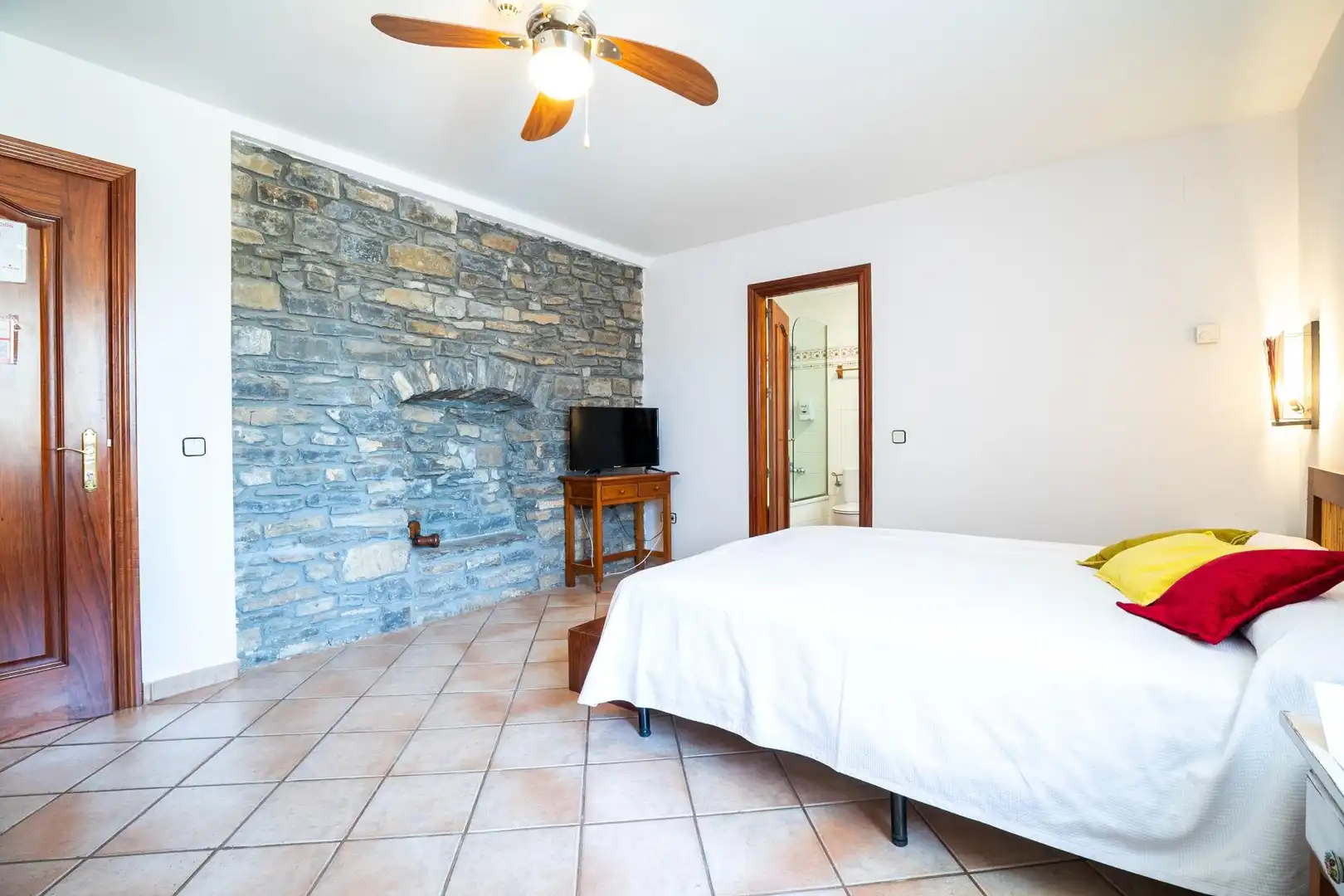 Dormitori de Casa o xalet en venda en Boltaña amb Calefacció, Terrassa i Moblat