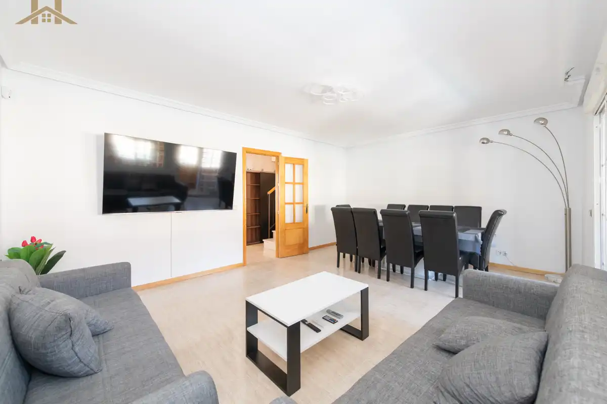 Sala de estar de Casa adosada en venta en Loeches con Aire acondicionado, Calefacción y Jardín privado