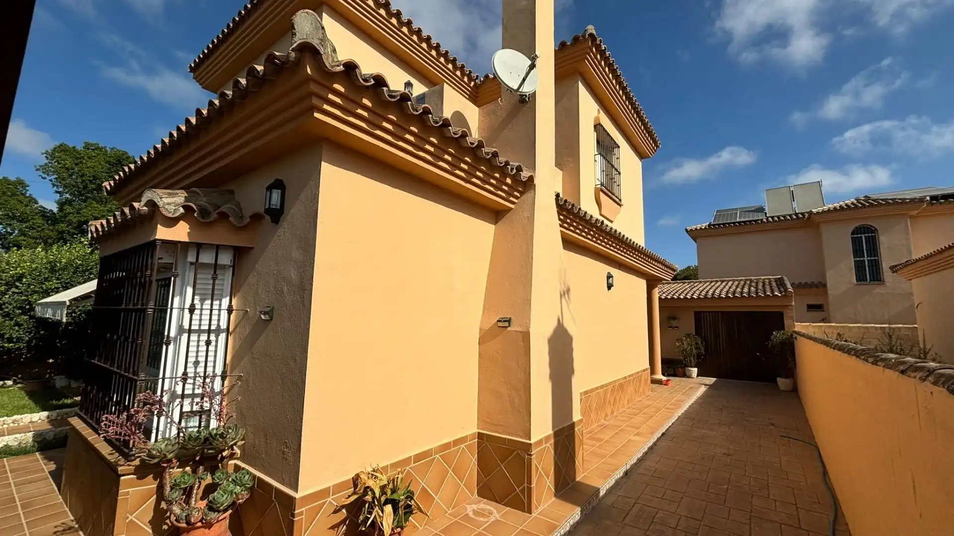 Vista exterior de Casa o xalet en venda en Chiclana de la Frontera amb Aire condicionat, Jardí privat i Traster