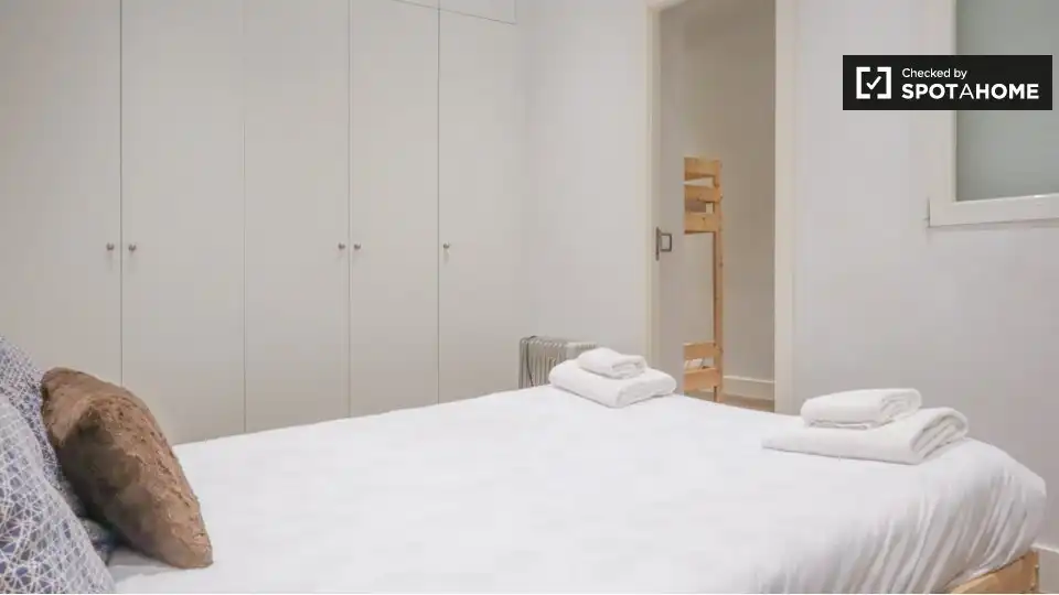 Schlafzimmer von Wohnung zur Miete in Madrid mit Klimaanlage, Heizung und Möbliert