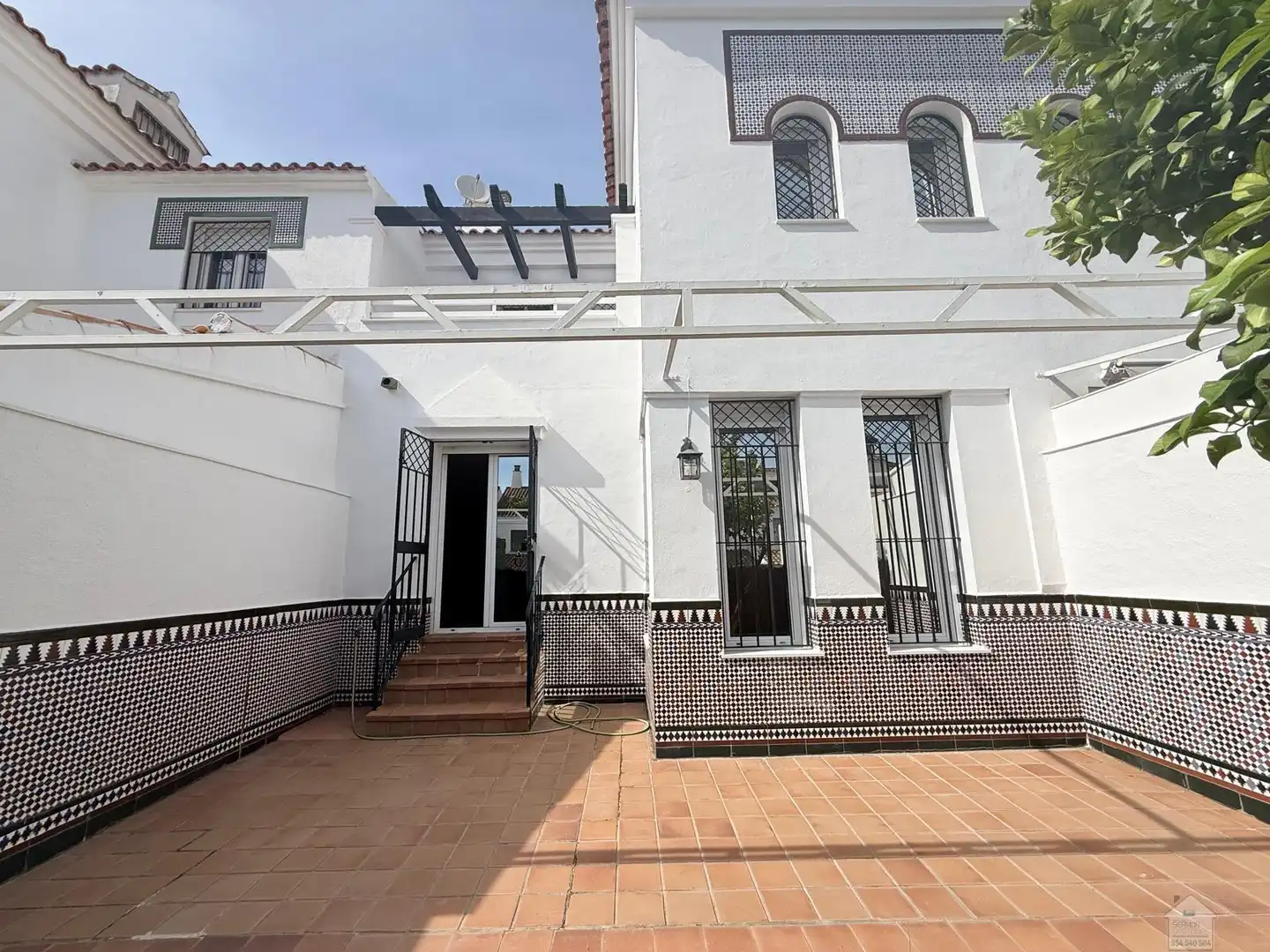 Vista exterior de Casa o chalet en venta en Tomares con Aire acondicionado, Terraza y Piscina comunitaria
