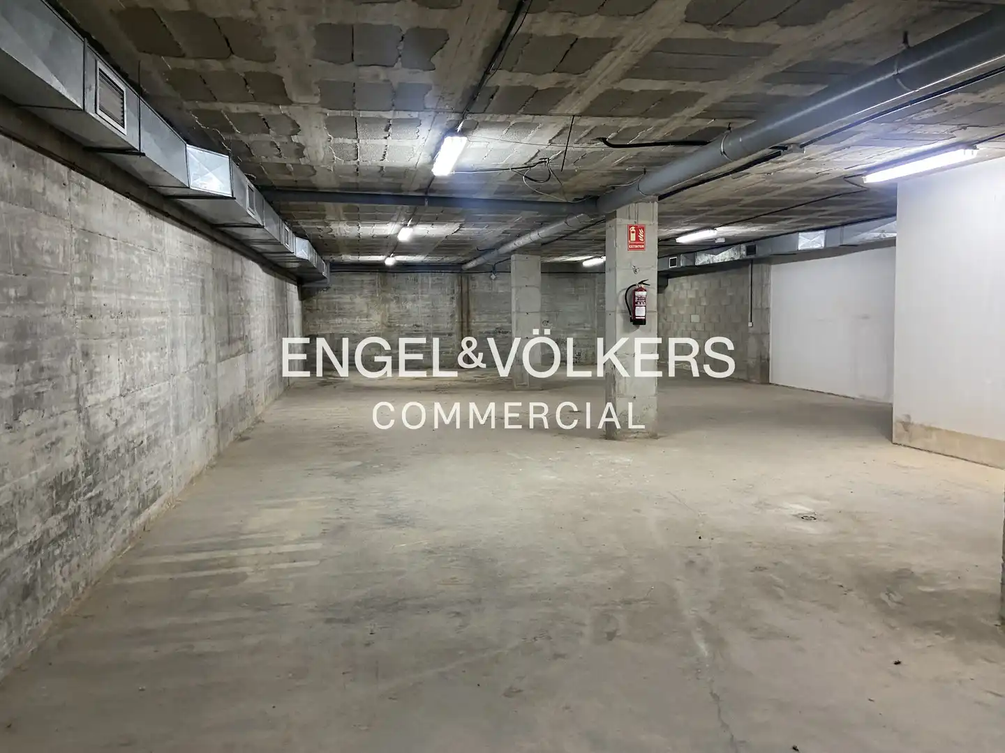 Parkplatz von Fabrikhallen zum Verkauf in El Prat de Llobregat