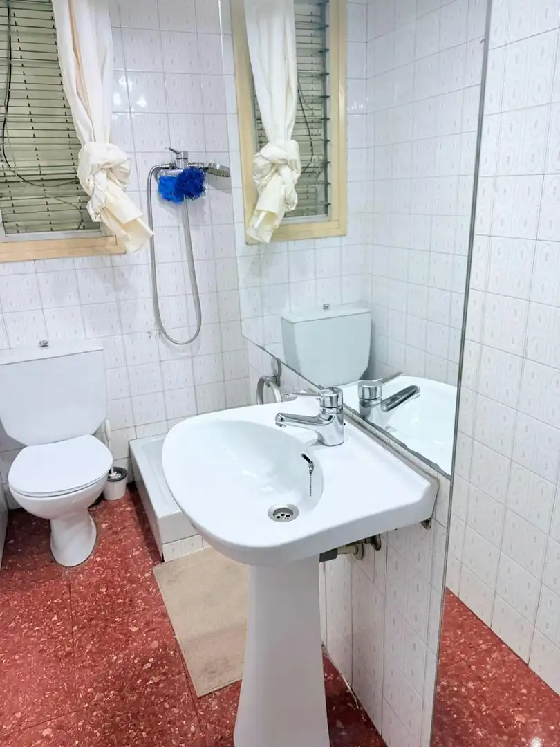 Bathroom of Flat for share in Barcelona  with Air Conditioner, Heating and Washing machine