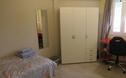 Dormitori de Apartament per a compartir en  Sevilla Capital amb Aire condicionat, Moblat i Forn