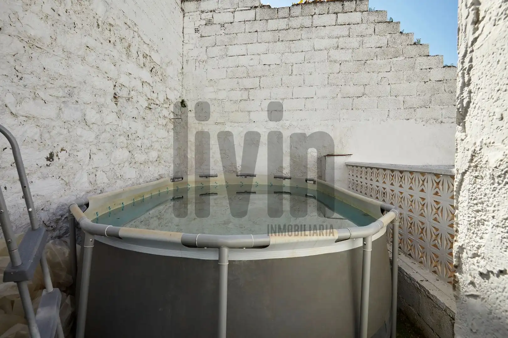 Piscina de Casa adosada en venda en Jaén