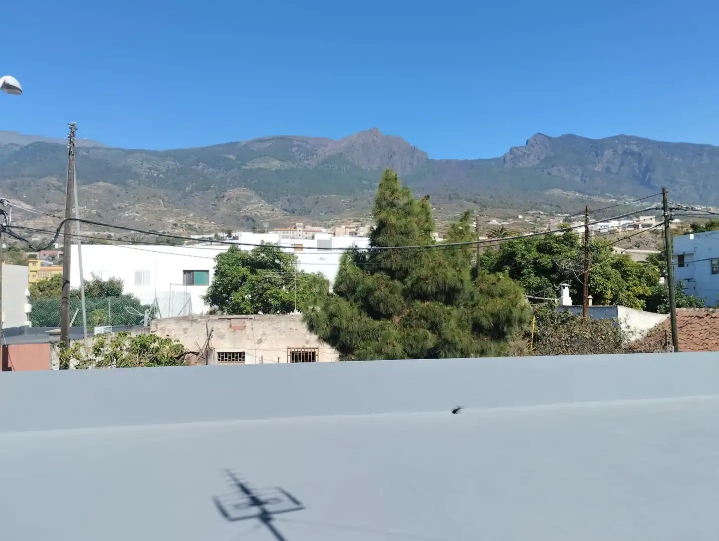 Außenansicht von Einfamilien-Reihenhaus zum Verkauf in Güímar mit Privatgarten, Terrasse und Abstellraum