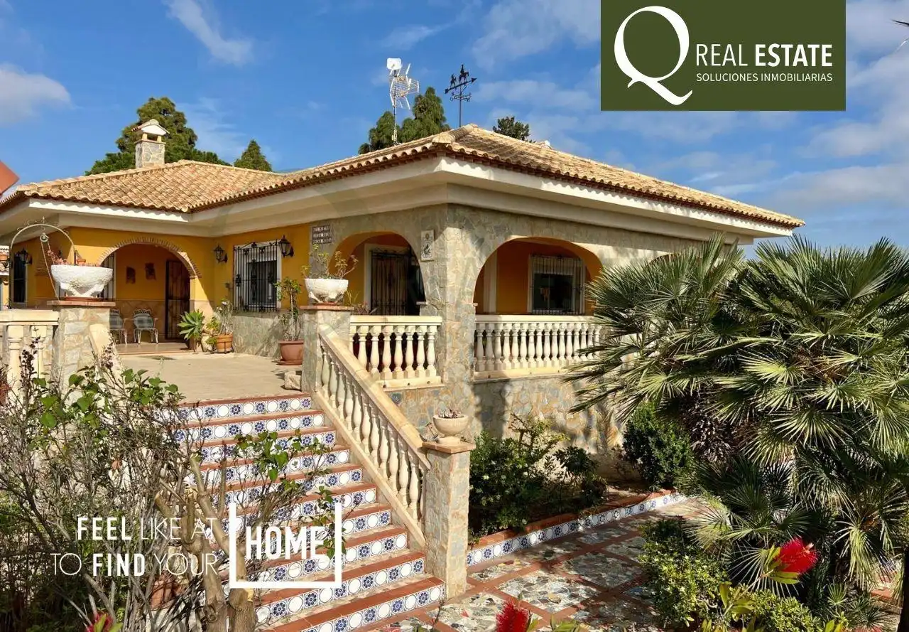 Vista exterior de Casa o xalet en venda en Alicante / Alacant amb Jardí privat, Terrassa i Traster