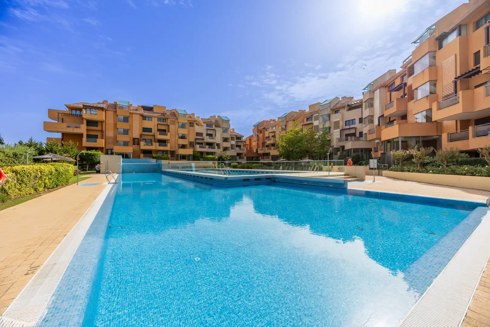 Piscina de Planta baja en venta en Sotogrande con Aire acondicionado, Jardín privado y Terraza