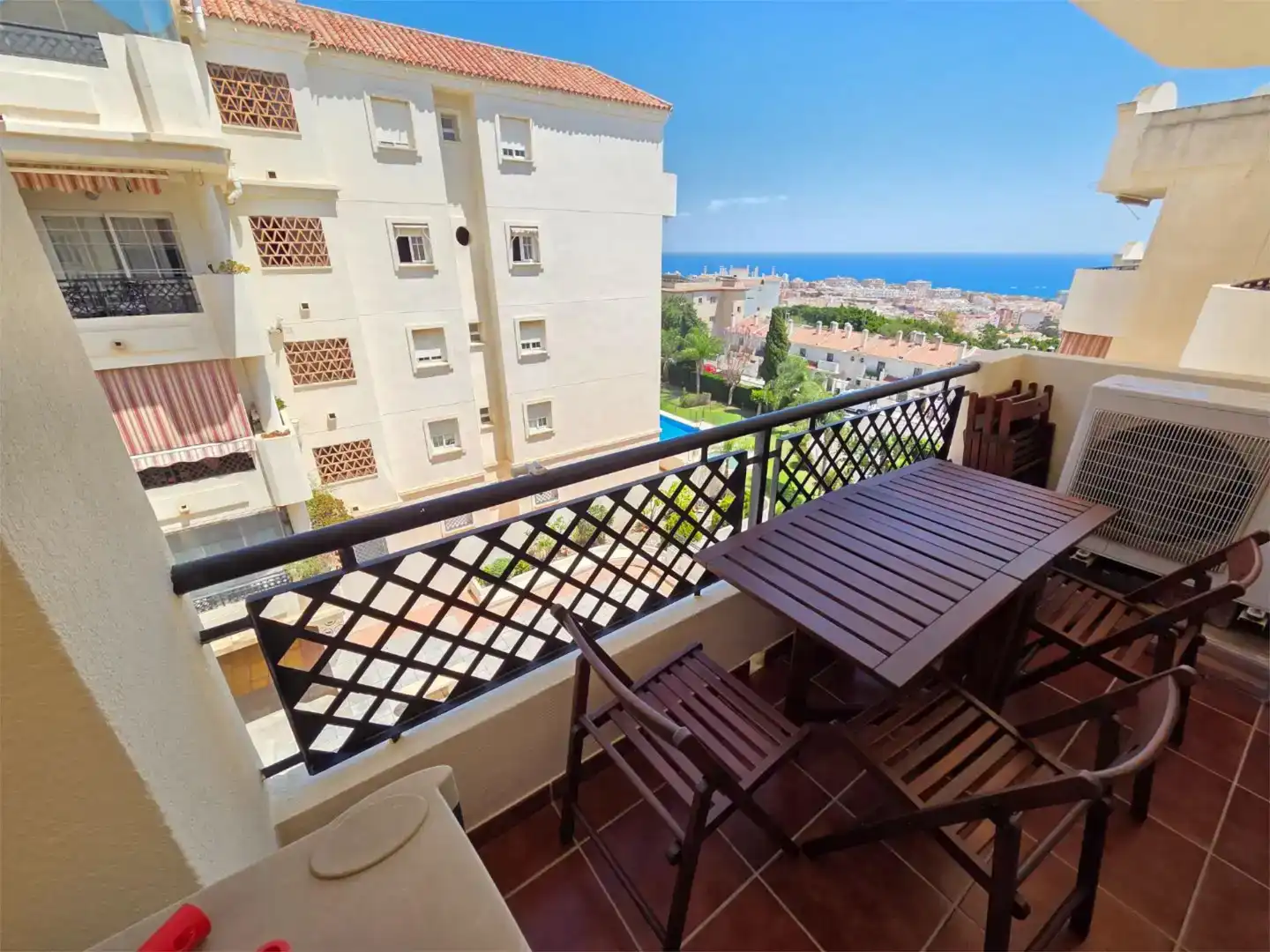 Vista exterior de Pis per a compartir en Benalmádena amb Jardí privat, Piscina i Moblat
