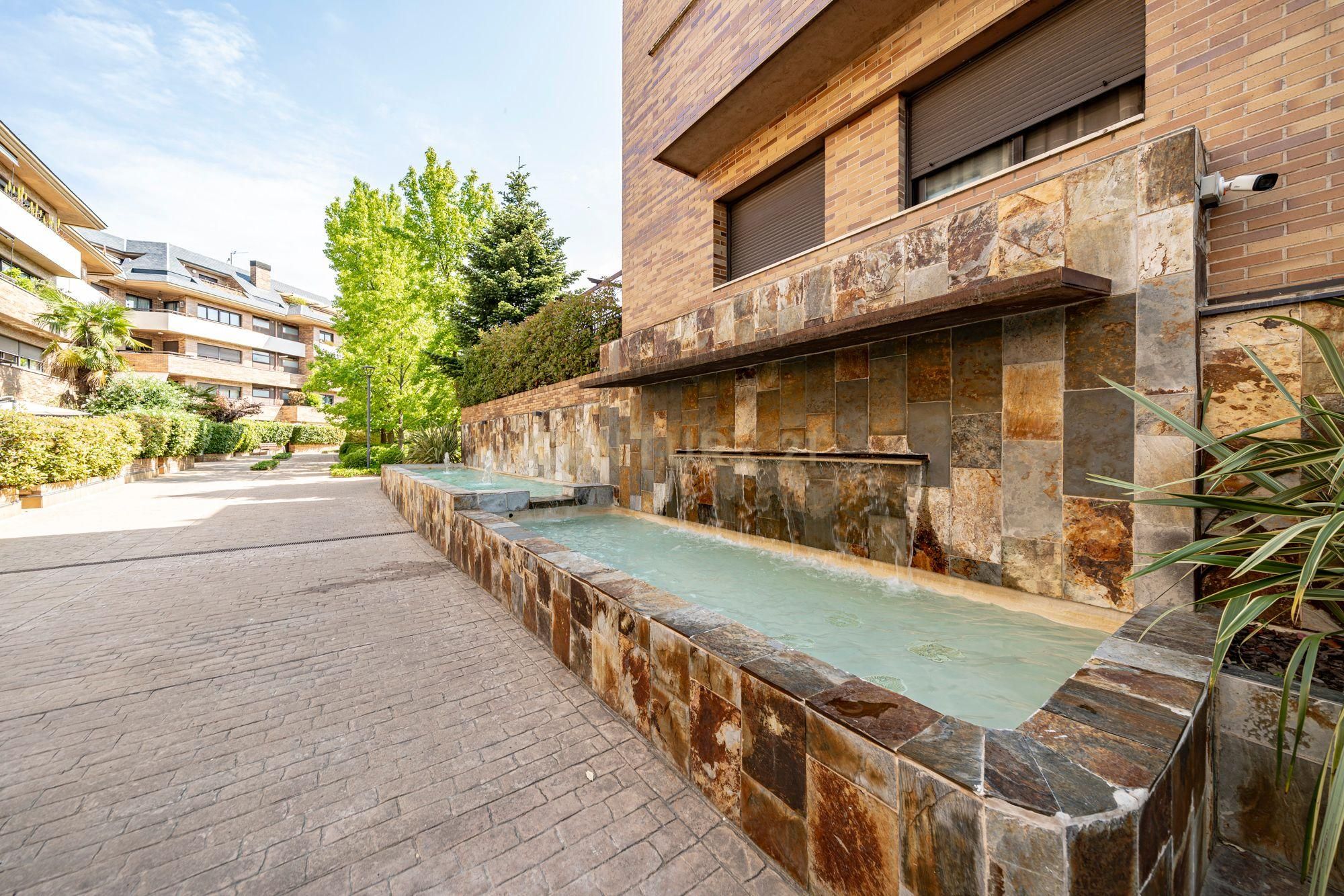 Piscina de Piso en venta en Majadahonda con Aire acondicionado, Jardín privado y Trastero