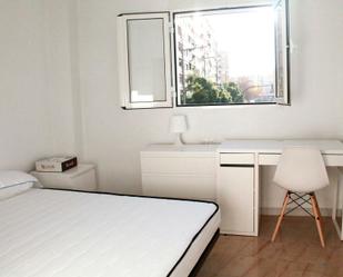 Bedroom of Flat to share in  Valencia Capital  with Washing machine and TV