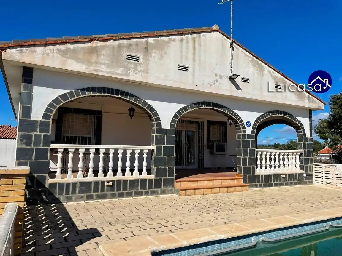 Vista exterior de Casa o chalet en venta en La Pobla de Vallbona con Calefacción, Jardín privado y Terraza