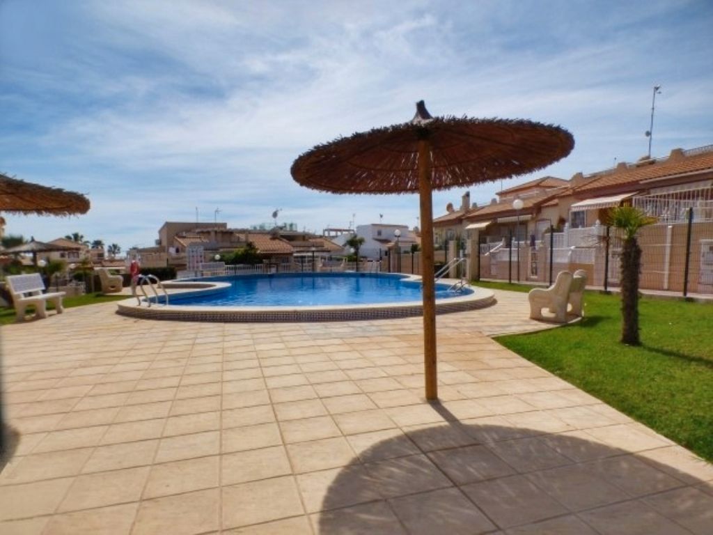 Piscina de Casa o xalet en venda en Orihuela amb Jardí privat, Terrassa i Piscina comunitària