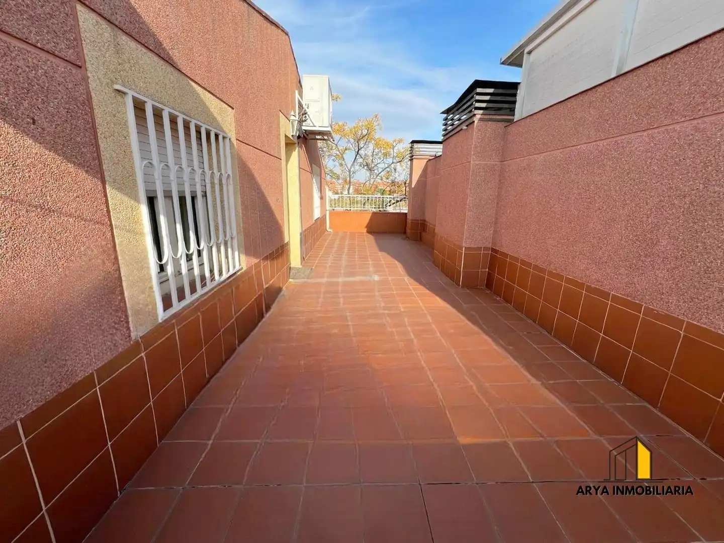 Terrasse von Einfamilien-Reihenhaus zum Verkauf in Torrejón de Ardoz mit Klimaanlage, Heizung und Terrasse