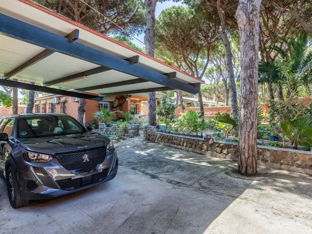 Vista exterior de Casa o xalet en venda en Chiclana de la Frontera amb Aire condicionat, Calefacció i Jardí privat