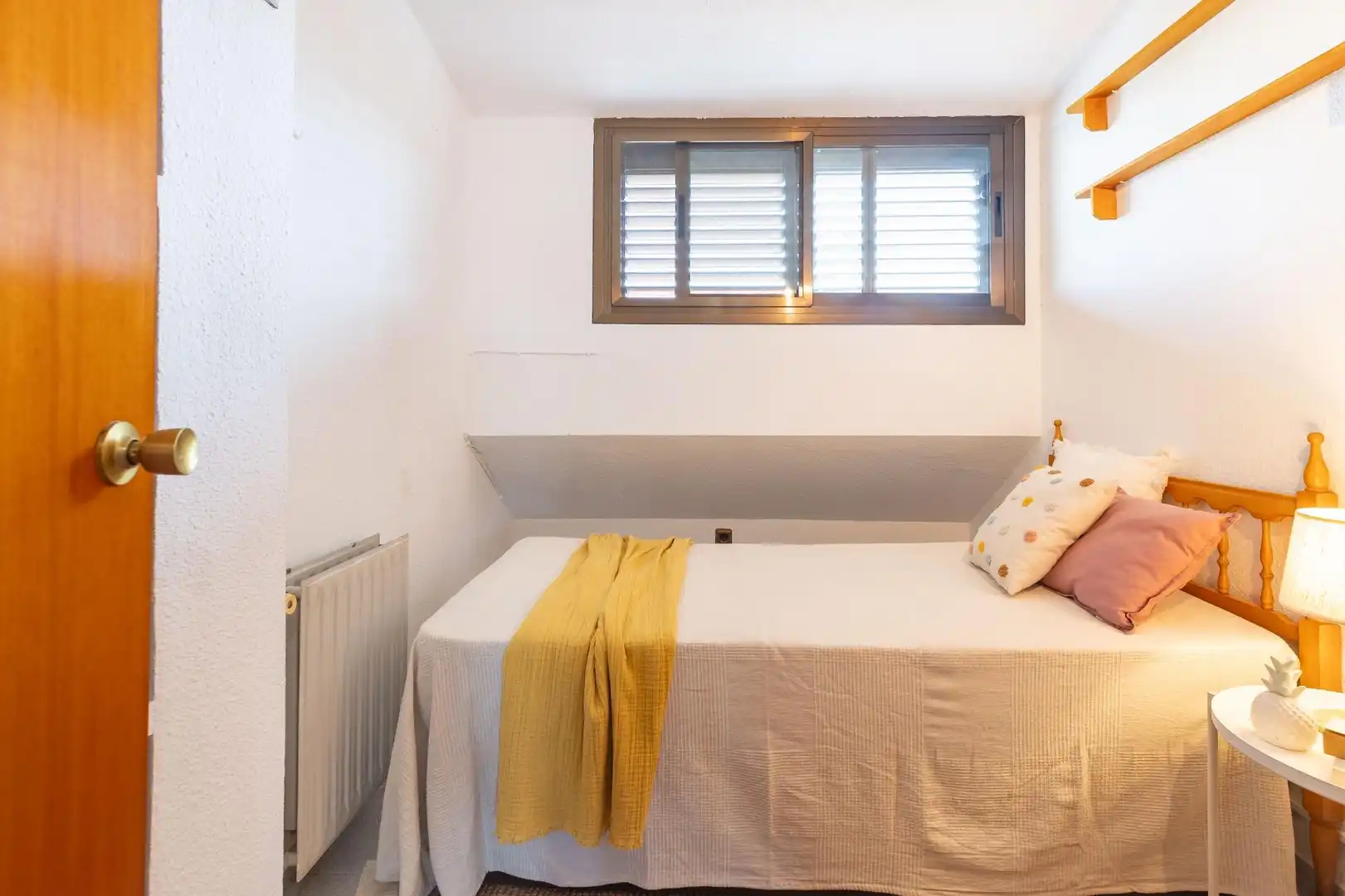 Habitación de Casa adosada en venta en Paterna con Calefacción, Jardín privado y Terraza