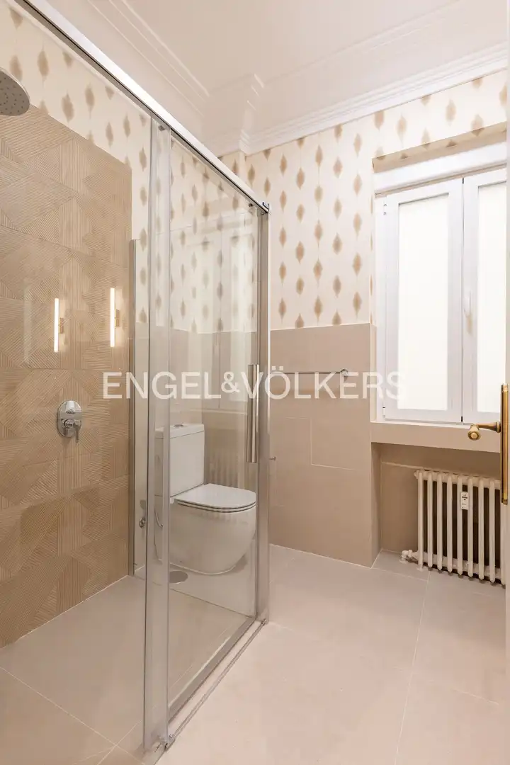 Bathroom of Flat for rent in Madrid  with Air Conditioner, Heating and Balcony