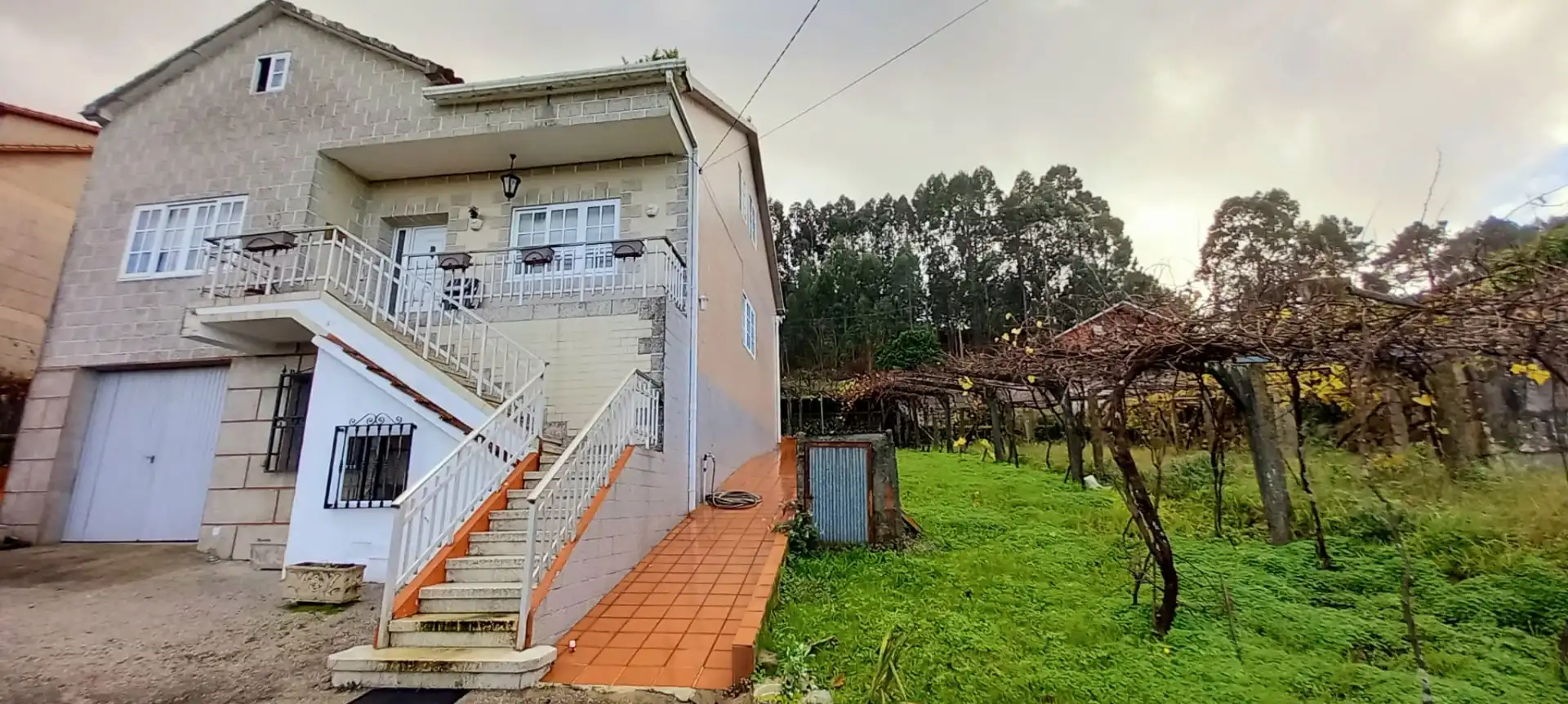 Vista exterior de Casa o xalet en venda en Vilagarcía de Arousa amb Calefacció, Jardí privat i Terrassa
