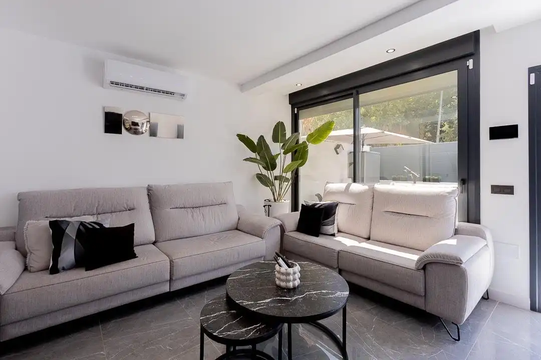 Sala de estar de Casa adosada en venta en Málaga con Aire acondicionado, Terraza y Amueblado