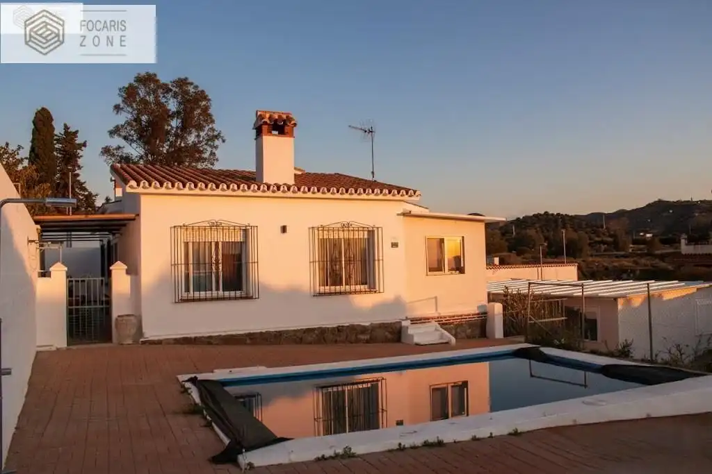 Vista exterior de Casa o chalet en venta en Rincón de la Victoria con Aire acondicionado, Piscina y Amueblado