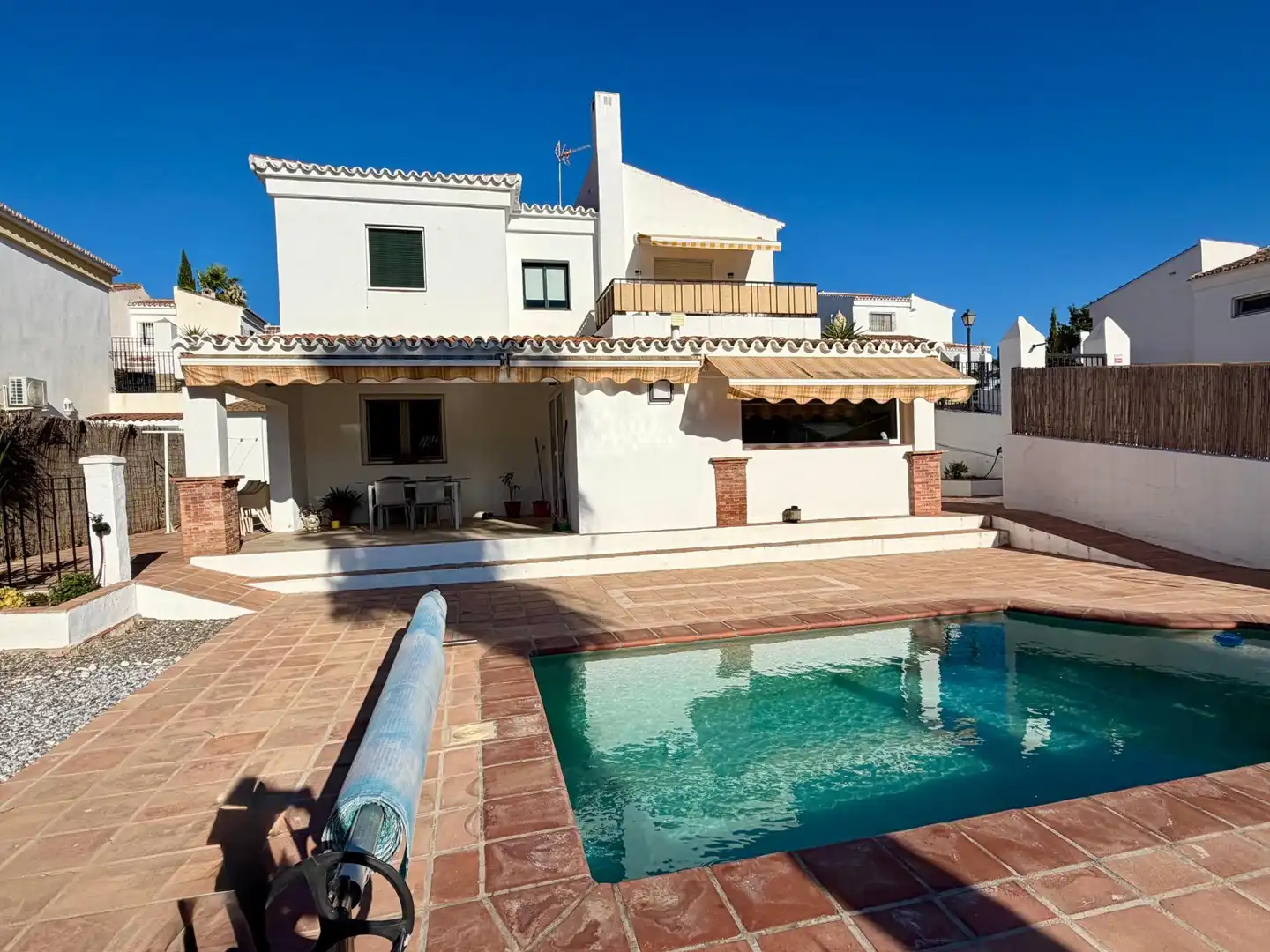 Vista exterior de Casa o xalet en venda en Alcaucín amb Aire condicionat, Jardí privat i Terrassa