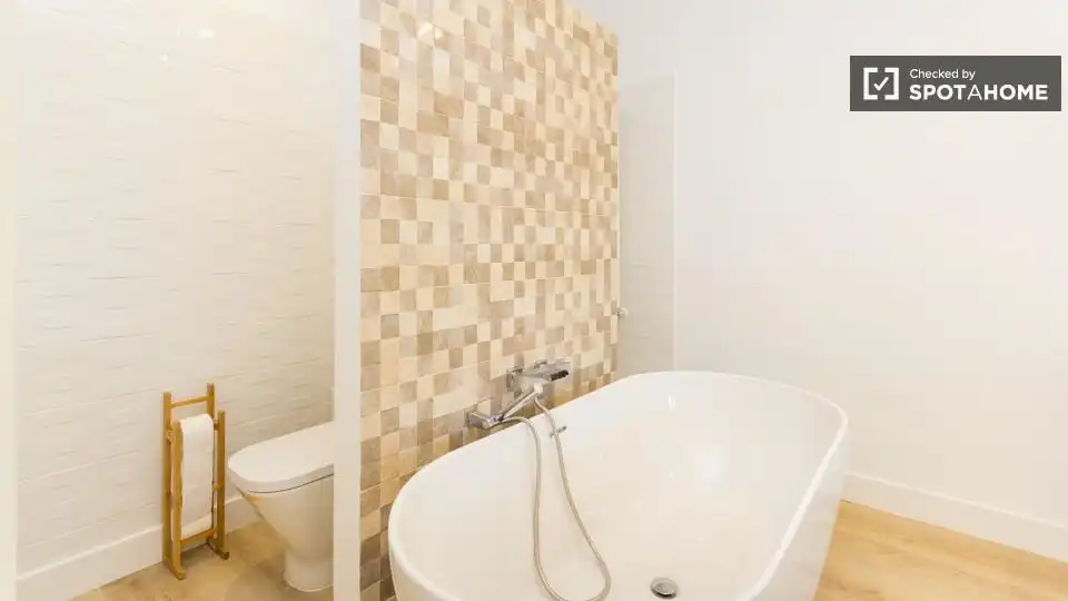 Bathroom of Flat for rent in Madrid  with Air Conditioner, Heating and Furnished