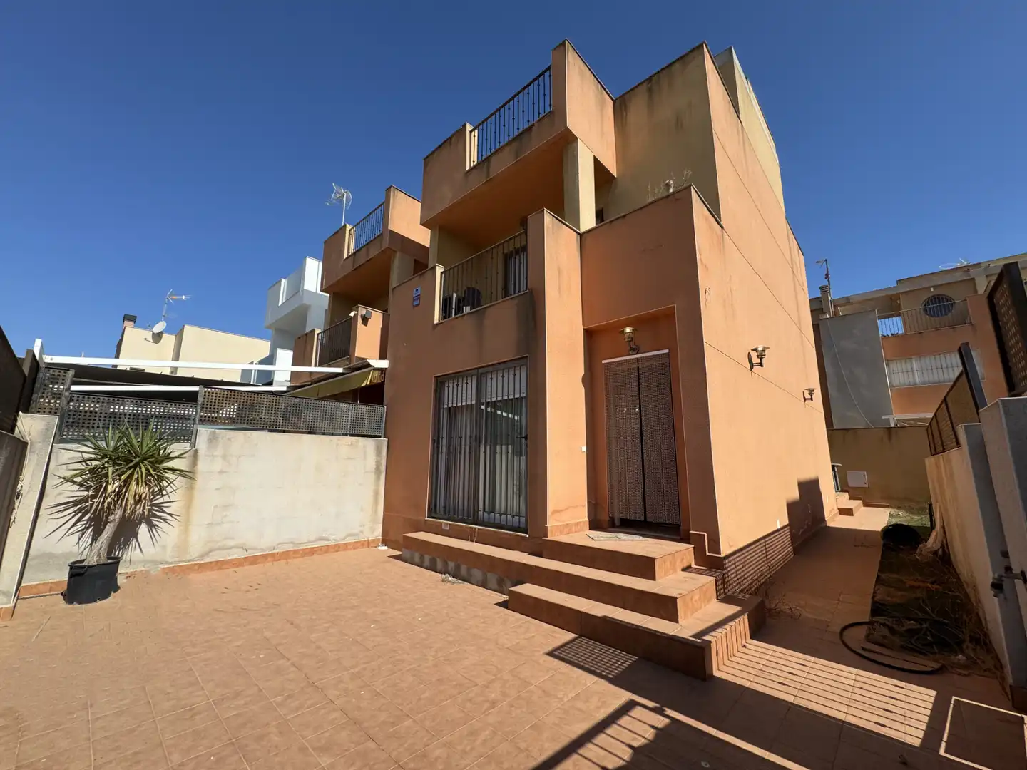 Vista exterior de Casa adosada en venda en Pilar de la Horadada amb Aire condicionat, Jardí privat i Terrassa