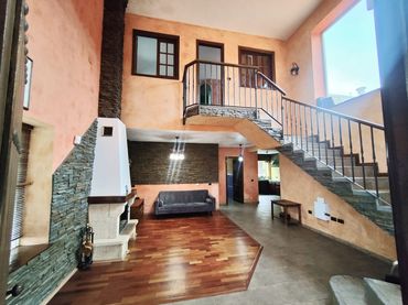 Casa rústica amb balcó en venda a La Esperanza - Llano del Moro
