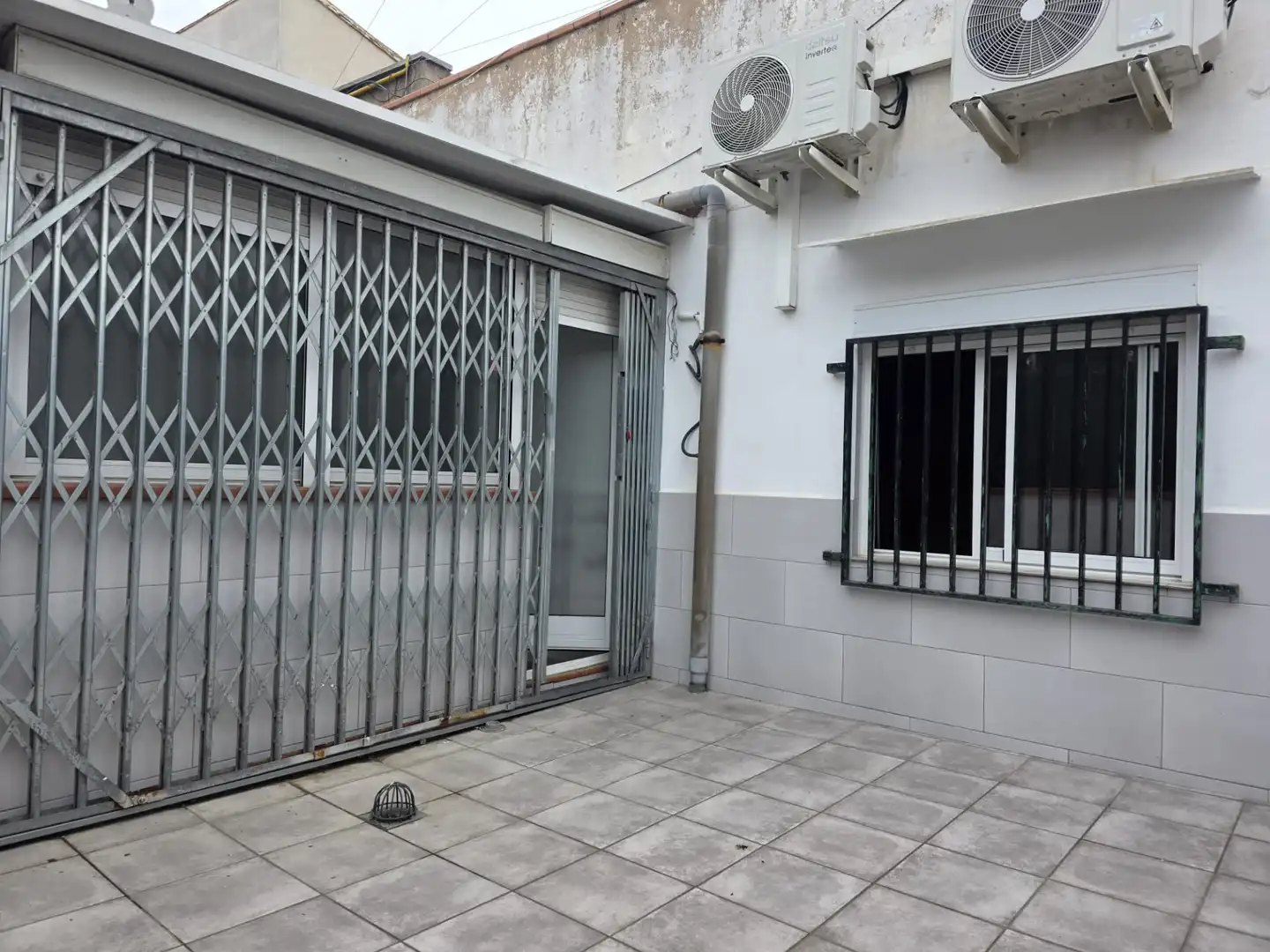 Vista exterior de Ático en venta en L'Hospitalet de Llobregat con Aire acondicionado, Calefacción y Terraza