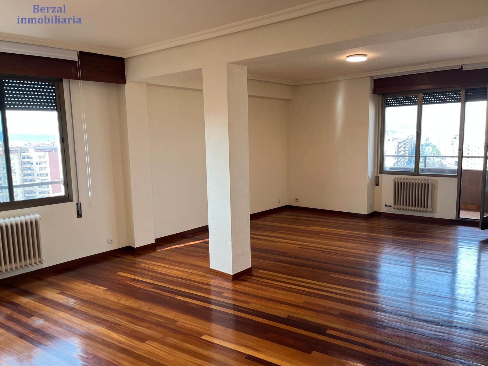 Sala d'estar de Pis de lloguer en  Logroño amb Terrassa